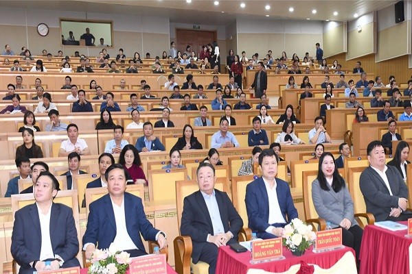 Các đại biểu và học viên tại lễ khai giảng.