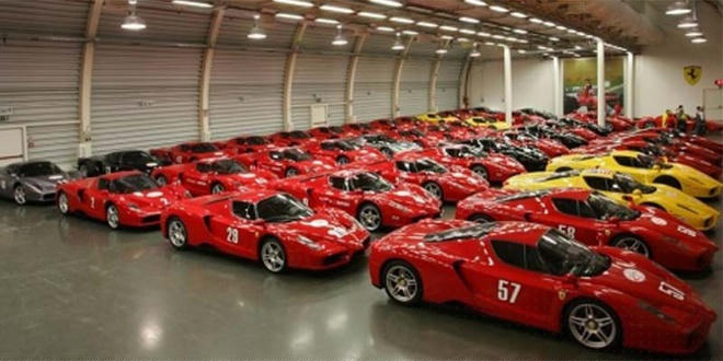 Bộ sưu tập 5.000 xe sang của Quốc vương Brunei gồm những chiếc Rolls-Royce, McLaren F1, trong đó có chiếc Mercedes-Benz CLK GTR với vô lăng bên phải duy nhất trên thế giới. Ảnh: SCMP.