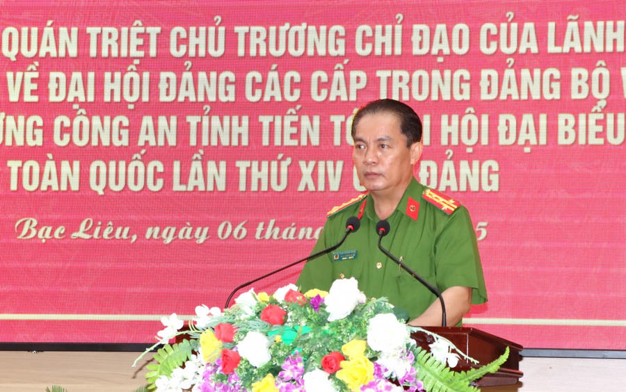 Đại tá Bùi Xuân Khởi - Ủy viên Ban Thường vụ Đảng ủy, Phó Giám đốc Công an tỉnh Bạc Liêu, quán triệt chủ trương về tổ chức Đại hội đảng bộ các cấp trong Đảng bộ và lực lượng Công an tỉnh.