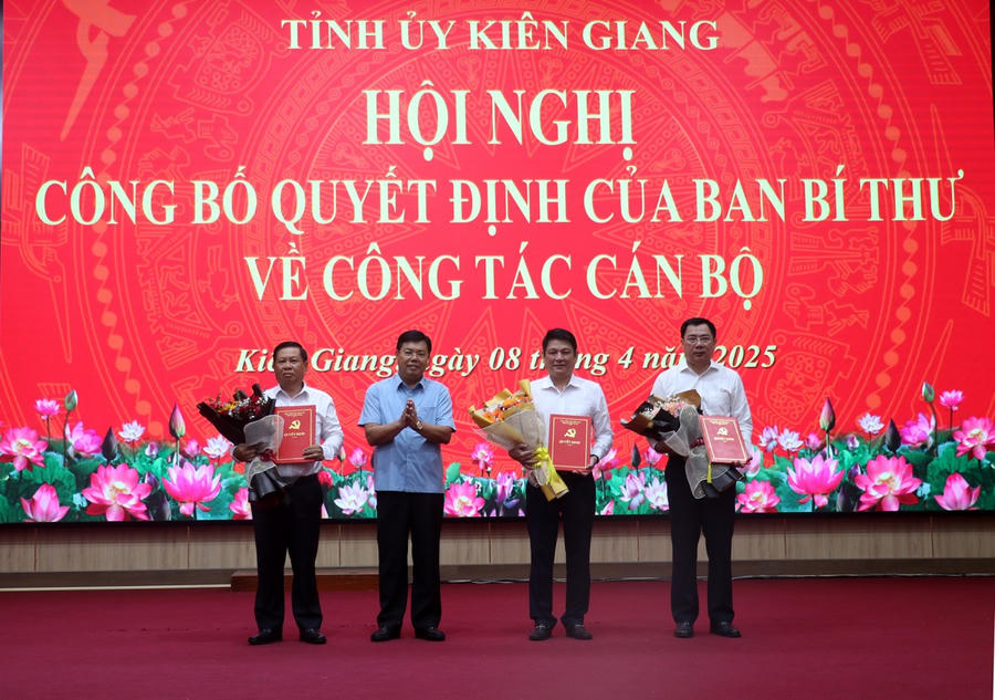 Bí thư Tỉnh ủy Kiên Giang Nguyễn Tiến Hải trao quyết định của Ban Bí thư cho các cá nhân.
Bí thư Tỉnh ủy Kiên Giang Nguyễn Tiến Hải trao quyết định của Ban Bí thư cho các cá nhân.
