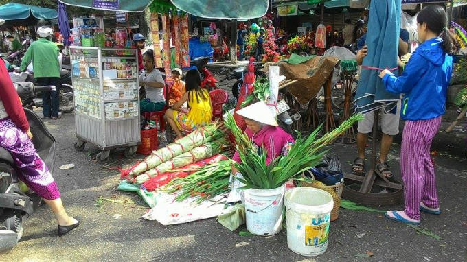 Người kinh doanh hoa đang bán những nhành hoa cuối cùng (Ảnh: PV Đăng Hậu chụp ngày 30 Tết)