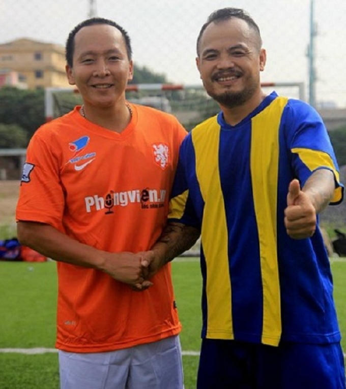 Ca sỹ Trần lập chụp ảnh lưu niệm với nhà báo của CLB Bóng đá FC Phóng viên Việt Nam tại Cúp Tứ hùng năm 2015.