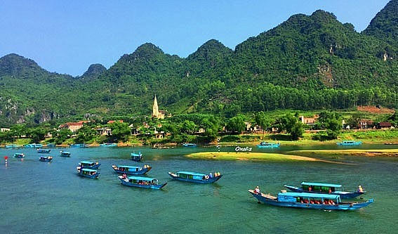 Thuyền chở du khách tham quan động Phong Nha.