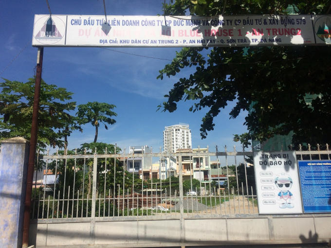 Tiến hành xây dựng gần 5 năm, Dự án chung cư thu nhập thấp Blue House - An Trung 2 của liên doanh DMC-579 vừa bị TP Đà Nẵng "tuýt còi" vẫn ngổn ngang, thi công cầm chừng vào cuối tháng 7/2017, dù theo dự kiến sẽ được hoàn thành vào năm 2016.