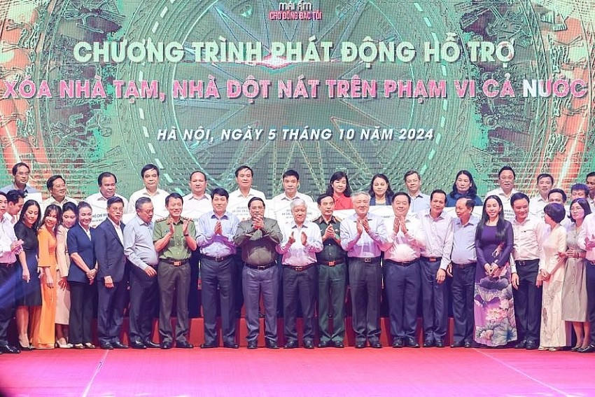 Thủ tướng kêu gọi cả hệ thống chính trị, đồng bào, đồng chí, cộng đồng doanh nghiệp cả nước tiếp tục chung tay, chung sức, đồng lòng, tăng tốc, bứt phá hơn nữa để nhanh chóng hoàn thành mục tiêu xóa hết nhà tạm, nhà dột nát cho đồng bào - Ảnh: VGP