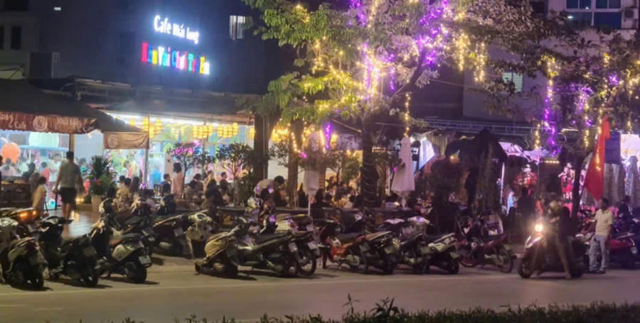 Rất đông khách đến uống cà phê.