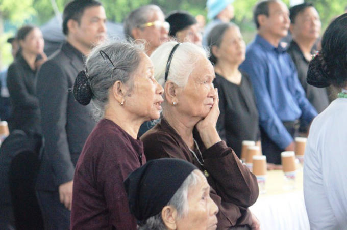 Chứng kiến Lễ truy điệu, những người chứng kiến đều mang tâm trạng buồn thương.