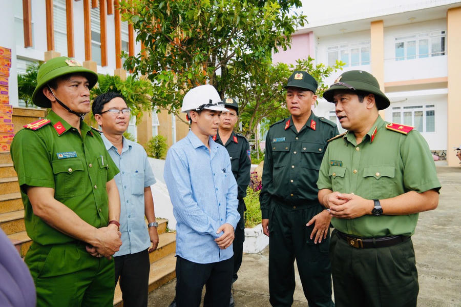 Thiếu tướng Nguyễn Hồng Nguyên, Phó Chánh Văn phòng Bộ Công an( người đứng ngoài cùng bên phải) phát biểu tại buổi trao quà.