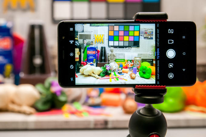 Kiểm tra khả năng tái tạo màu sắc của camera sau qua bài test chụp các vật thể khác nhau và tham chiếu với bảng các gam màu chuẩn.