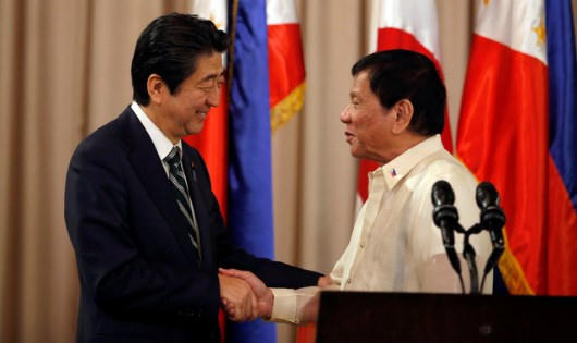 Thủ tướng Nhật Bản Shinzo Abe (trái) và Tổng thống Philippines Rodrigo Duterte.