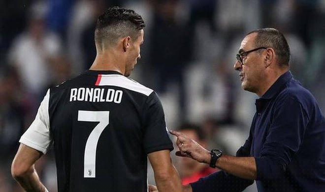 HLV Sarri đã gọi C.Ronaldo là kẻ khó bảo.