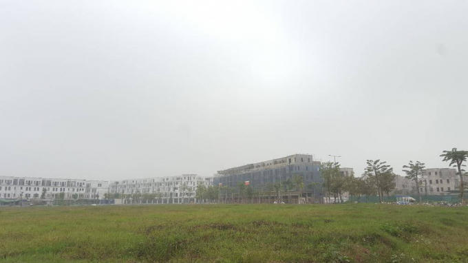 Các tòa nhà mọc lên sẵn sàng đón khách đến tham quan, mua bán.