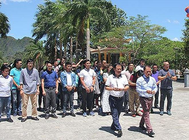 Lãnh đạo Báo PLVN dâng hương tại Nghĩa trang Việt -Lào