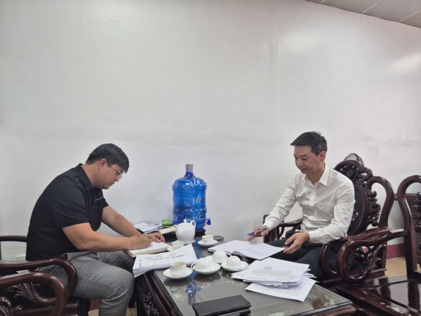 Ông Nguyễn Đức Hùng, Phó Phòng đăng ký doanh nghiệp thuộc Sở Tài chính tỉnh Quảng Ninh làm việc với phóng viên Báo Pháp luật Việt Nam.
