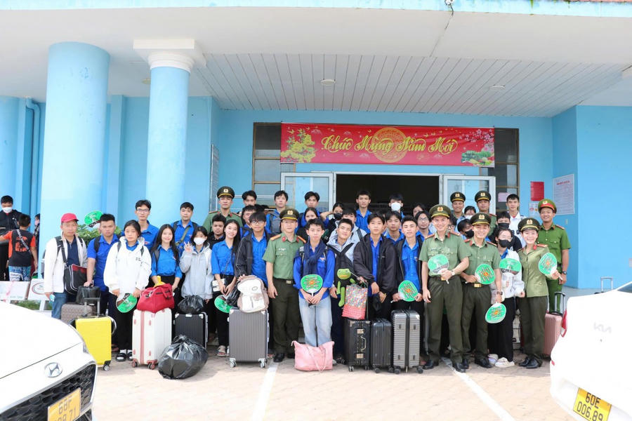 CBCS Công an tỉnh Kiên Giang và các em học sinh chụp ảnh lưu niệm