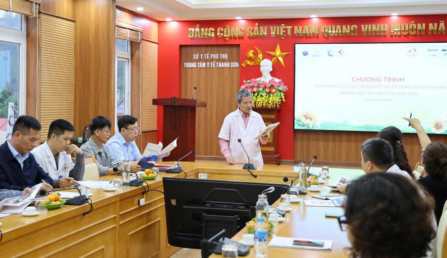 Các bác sĩ Trung tâm y tế khu vực Thanh Sơn được tập huấn trước khi tiến hành khám sàng lọc.
