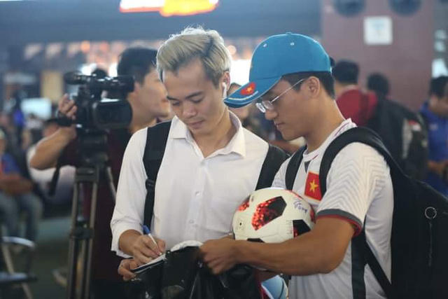 Văn Toàn tặng chữ ký cho người hâm mộ Việt Nam