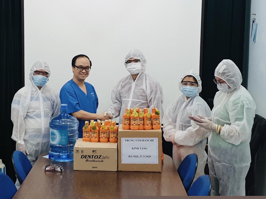 Ông Vũ Việt Anh – PCT Trung ương Hội – Chủ tịch HĐQL Trung tâm Giáo dục chăm sóc sức khỏe cộng đồng Hà Nội (thứ 3 từ phải sang) trao quà cho Trung tâm Cấp cứu 115 Hà Nội, Ths.Bs Nguyễn Thành – Giám đốc Trung tâm tiếp nhận