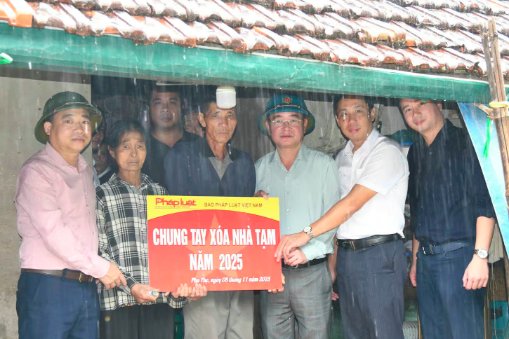 Đoàn công tác báo Pháp luật Việt Nam đến trao quà cho 2 hộ dân.