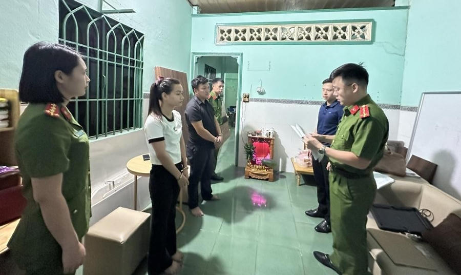 Tống đạt quyết định khởi tố đối với Hạnh và Nhi - Ảnh Công an Hà Tĩnh.