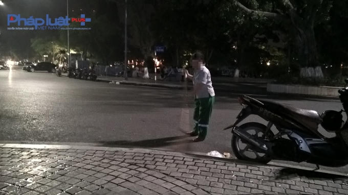 Một công nhân vệ sinh môi trường cho biết việc xả rác bừa bãi như này khiến họ rất vất vả, bởi khi vừa quét dọn sạch sẽ xong thì ít phút sau đó mọi người lại xả xác ra.