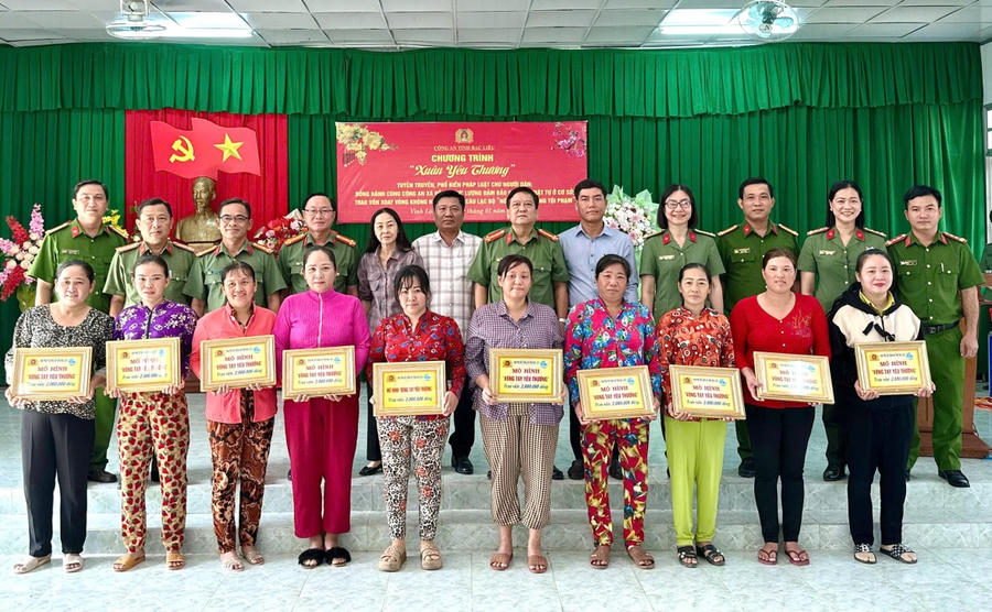 Công an tỉnh Bạc Liêu trao tặng 10 suất vốn không hoàn lãi cho thành viên Câu lạc bộ “Nữ phòng chống tội phạm” trên địa bàn xã Vĩnh Lộ A.
