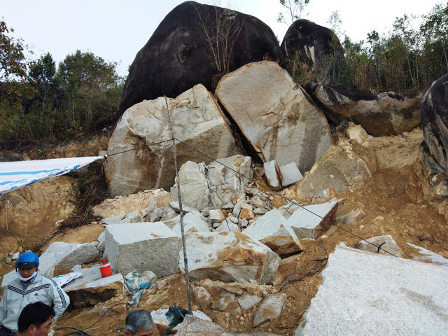 Một b&atilde;i đ&aacute; khai th&aacute;c tr&aacute;i ph&eacute;p tại x&atilde; H&ograve;a B&igrave;nh, th&agrave;nh phố Kon Tum.