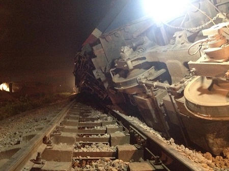Đoàn tầu lật khỏi đường ray (ảnh Văn Đạt)