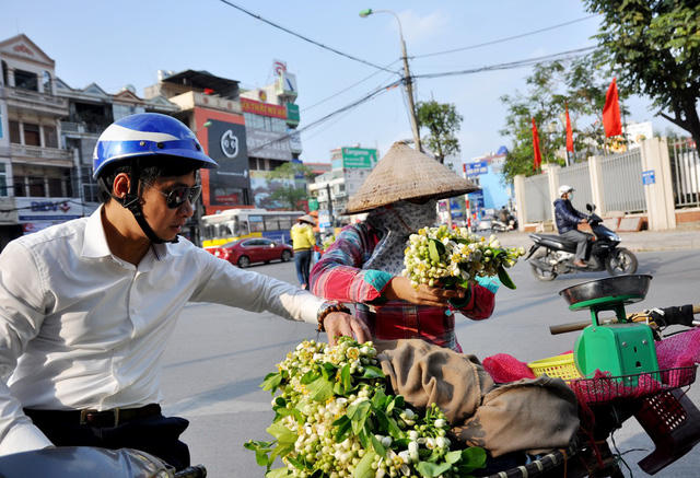 Dù có giá cao song các hàng hoa bưởi vẫn thu hút khá đông người mua. Người ta mua hoa bưởi về để nấu chè, ướp mía, bột sắn... hoặc đơn giản là vì thích hương thơm dịu mát của loài hoa này.