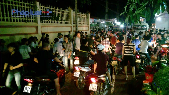 Bắc Giang: Hỗn loạn nơi cửa đền linh thi&ecirc;ng, người d&acirc;n g&acirc;y kh&oacute; khăn cho kh&aacute;ch h&agrave;nh hương?