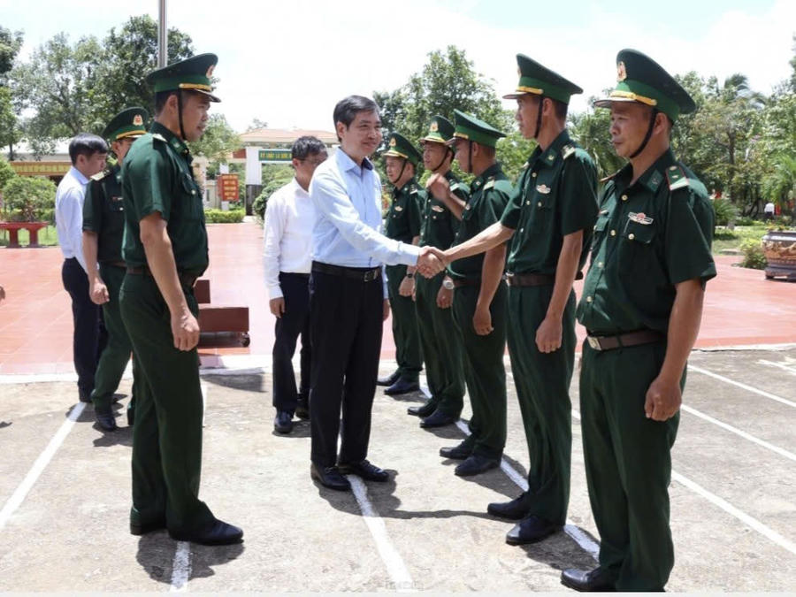 Cán bộ, chiến sỹ Đồn Biên phòng Cửa khẩu Đắk Ruê đón đoàn công tác của UBND tỉnh. Ảnh: H.X