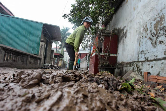 D&acirc;n l&agrave;ng vất vả dọn đống ngổn ngang sau vụ nổ ở Bắc Ninh