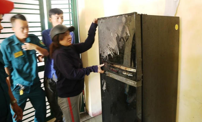 Chủ nhà tiếc nuối vì tủ lạnh bị cháy xém. Ảnh: HẢI HIẾU.