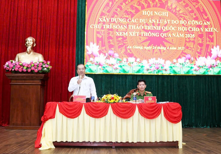 Ông Trình Lam Sinh - Phó Trưởng Đoàn Đại biểu Quốc hội tỉnh và Đại tá Nguyễn Thế Hải - Phó Giám đốc Công an tỉnh An Giang đồng chủ trì Hội nghị