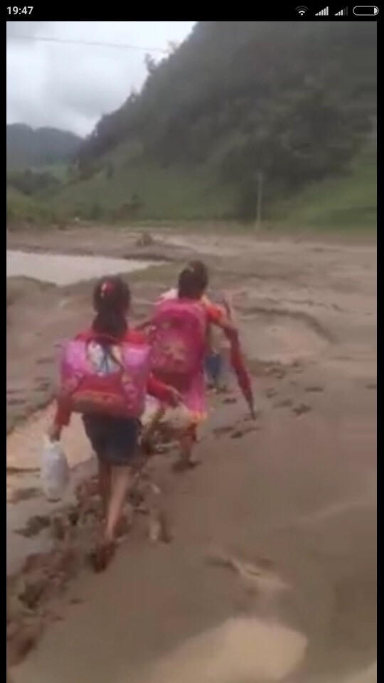 Cảm động hành trình lội bùn, trèo đèo, vượt suối đón khai giảng của giáo viên vùng cao