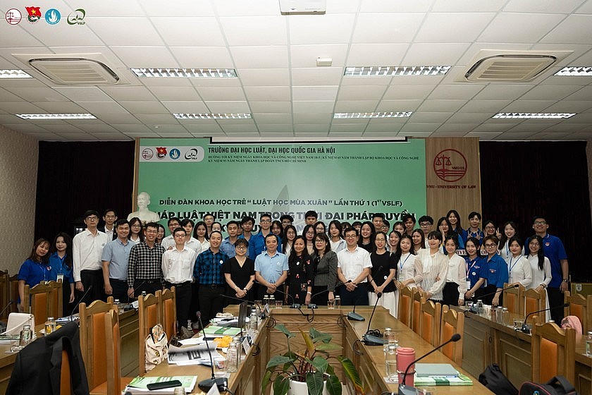 Các đại biểu chụp ảnh lưu niệm. (Ảnh: M.T)