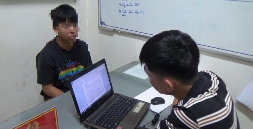 Công an làm việc với đối tượng liên quan. Ảnh: CADN
