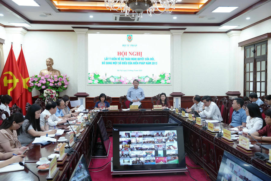 Bộ trưởng Nguyễn Hải Ninh chủ trì Hội nghị lấy ý kiến về dự thảo Nghị quyết sửa đổi, bổ sung một số điều của Hiến pháp năm 2013 của Bộ Tư pháp. Ảnh: Phương Mai