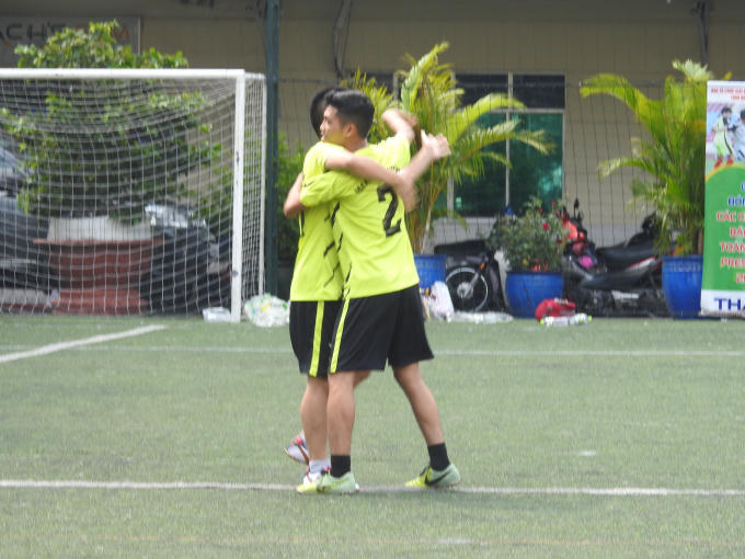 Ăn mừng bàn thắng giữa 2 cầu thủ Hoàng Vượng - Hà Ánh Bình.
