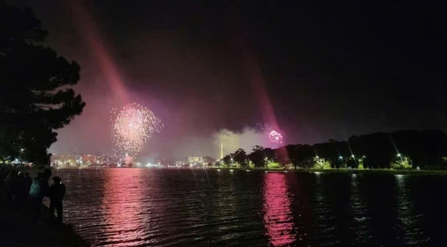 Hình ảnh màn bắn pháo hoa tại bờ Hồ Xuân Hương, Đà Lạt chào năm mới năm 2025. Ảnh: Q.S