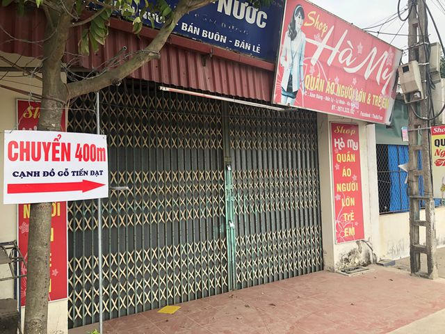 Các hộ dân sống cạnh ngôi nhà bị nghiêng đã di dời đến nơi khác ở để đảm bảo an toàn