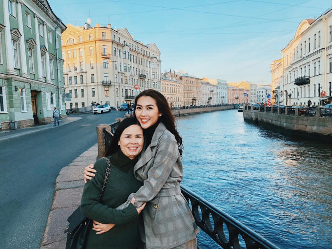 Tường Linh s&agrave;nh điệu c&ugrave;ng mẹ kh&aacute;m ph&aacute; xứ Bạch dương