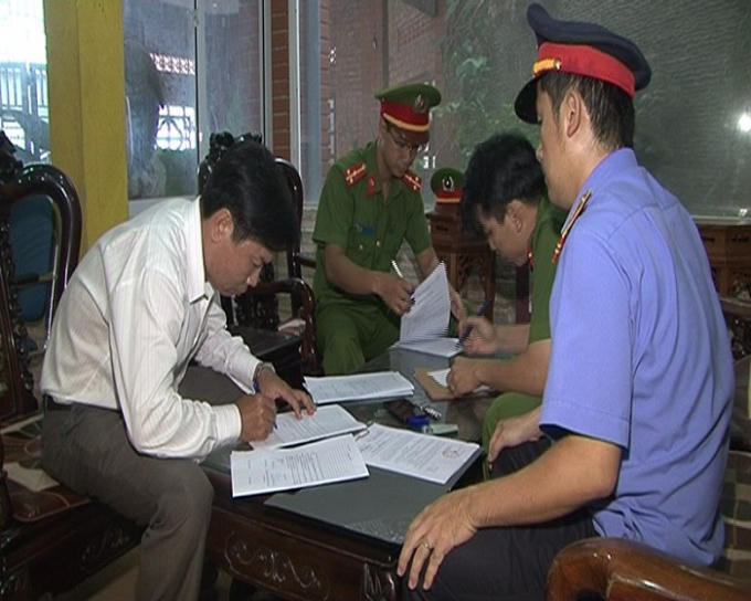 Lê Hữu Lam (áo trắng) bị cơ quan công an bắt tạm giam. (Ảnh: báo Pháp luật TP HCM)
