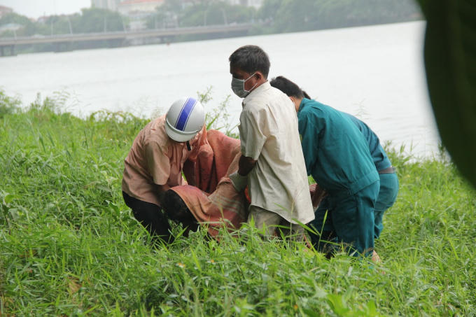 Thi thể người đàn ông được đưa lên bờ.