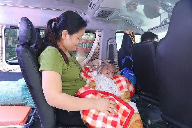 Một bệnh nhân nhi tại bệnh viện Nhi Trung Ương được nhóm thiện nguyện chở trên chuyến xe cấp cứu miễn phí.
