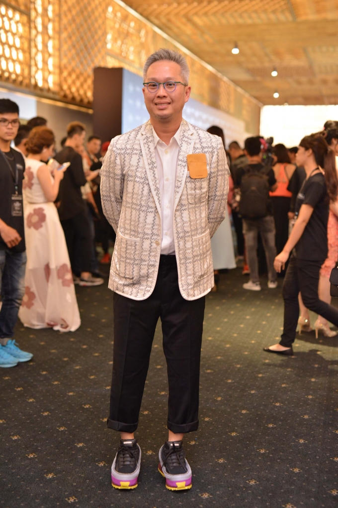 NTK Tom Nguyen cực chất với vest kẻ tông màu nhã, điểm thú vị của combo quần áo này có lẽ nằm ở chiếc kính và đôi sneaker có đèn cực chất.