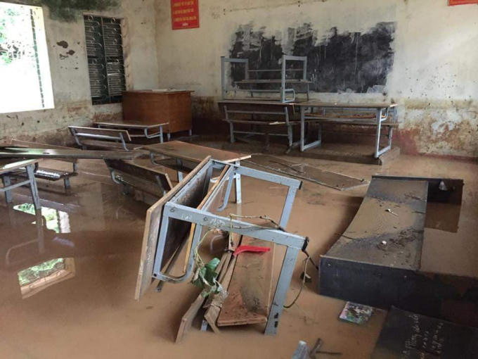 Bàn ghế bị nước lũ cuốn trôi gây thiệt hại lớn cho nhà trường.
