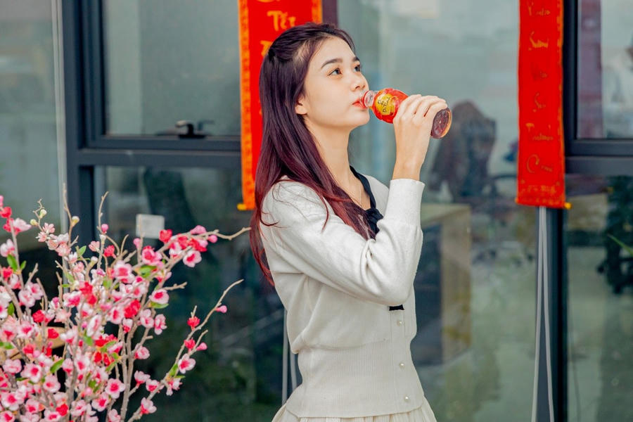 Nhiều người trẻ chọn cách khởi đầu ngày mới với chai Trà Thanh Nhiệt Dr Thanh để thanh lọc cơ thể khỏi nóng trong người, giúp bản thân tươi mát hơn mỗi ngày