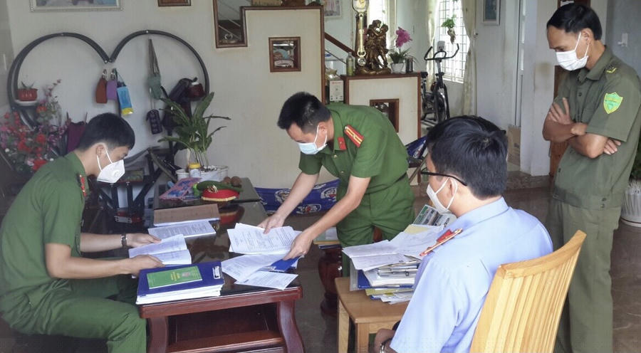 Cơ quan chức năng khám xét nơi ở của các đối tượng.