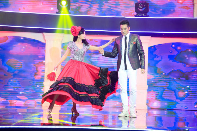 Bạch Tuyết, Phương Dung cùng diện áo dài khoe vẻ đẹp quý phái tại Tình Khúc Vượt Thời Gian